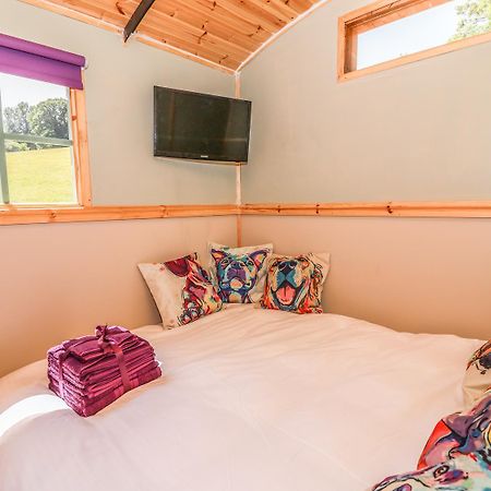 Railway Carriage Villa Abergavenny Exterior photo