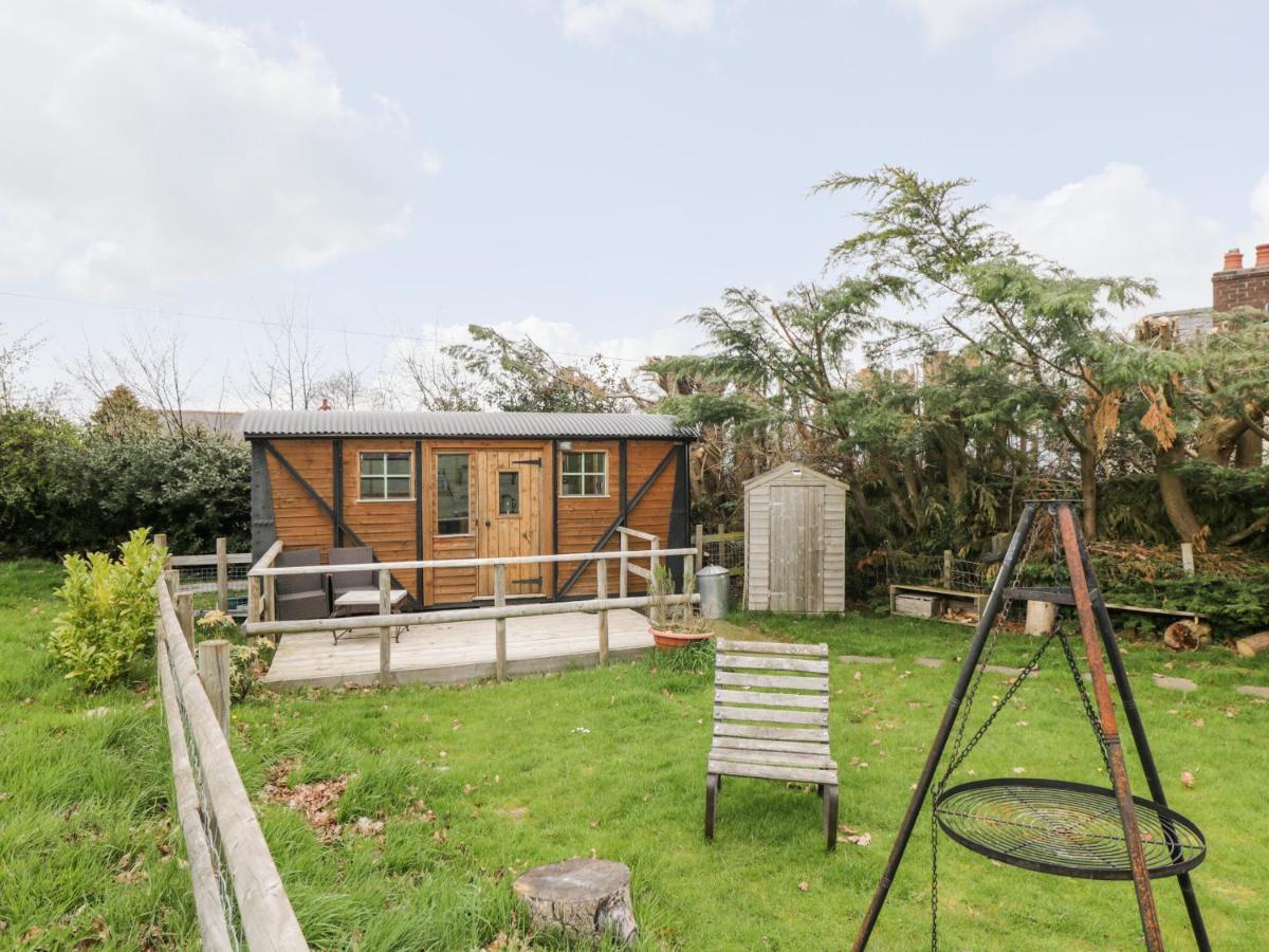 Railway Carriage Villa Abergavenny Exterior photo