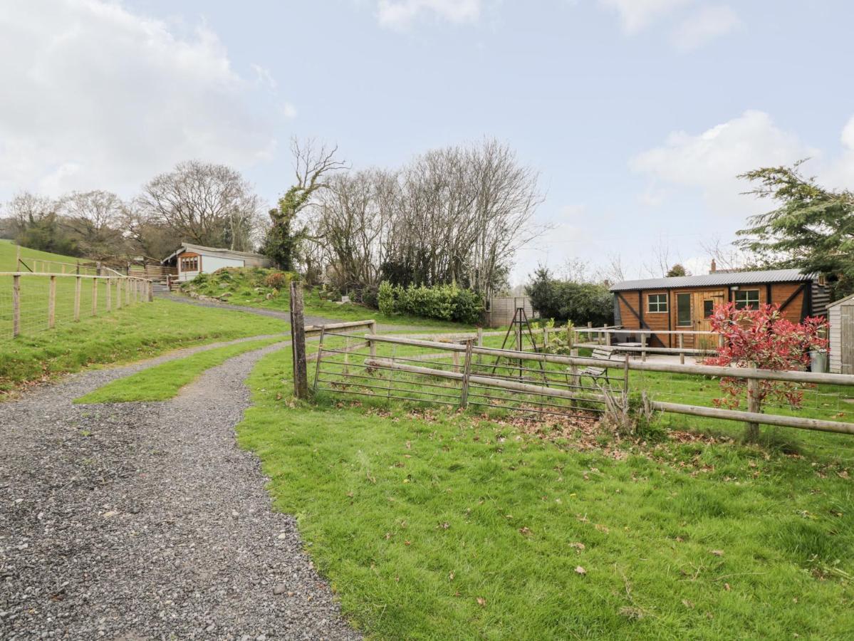 Railway Carriage Villa Abergavenny Exterior photo