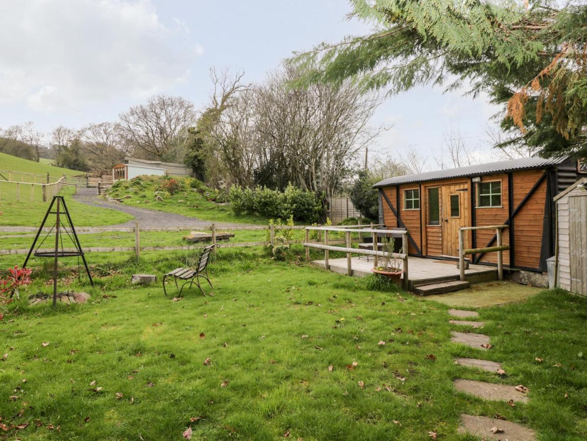 Railway Carriage Villa Abergavenny Exterior photo