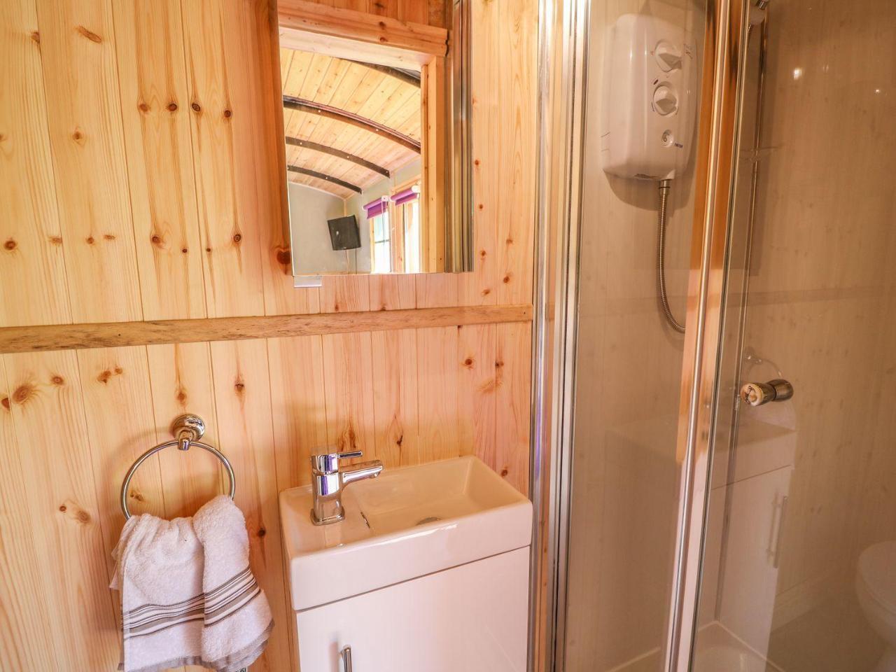 Railway Carriage Villa Abergavenny Exterior photo